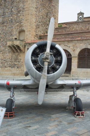 Foto de Cáceres, España - 27 de mayo de 2021: North American Aviation T-6 Texan. Exposición de aviación militar española. Plaza principal de Cáceres, España - Imagen libre de derechos
