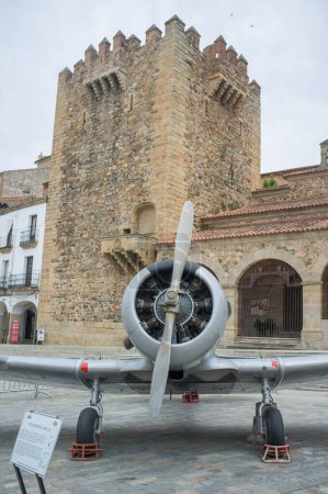 Foto de Cáceres, España - 27 de mayo de 2021: North American Aviation T-6 Texan. Exposición de aviación militar española. Plaza principal de Cáceres, España - Imagen libre de derechos