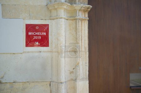 Téléchargez les photos : Léon, Espagne - 25 juin 2019 : Plaque Michelin placée à l'entrée de l'hôtel parador de San Marcos, Léon, Espagne - en image libre de droit