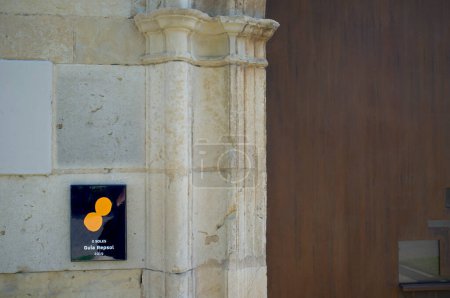 Téléchargez les photos : Léon, Espagne - 25 juin 2019 : Plaque Repsol Guide placée à l'entrée de l'hôtel parador de San Marcos - en image libre de droit