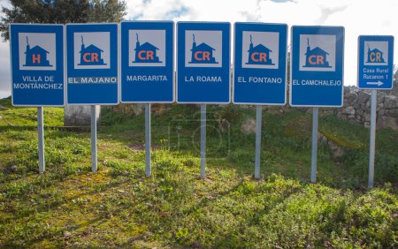 Téléchargez les photos : Montanchez, Espagne - 12 Jan, 2024 : Poteaux de signalisation d'hébergement rural placés à l'entrée du village, Montanchez, Espagne - en image libre de droit