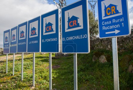 Téléchargez les photos : Montanchez, Espagne - 12 Jan, 2024 : Poteaux de signalisation d'hébergement rural placés à l'entrée du village, Montanchez, Espagne - en image libre de droit