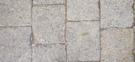 Sitzpflaster aus geschliffenen Granitplatten. Monumentale komplexe Straßenbeläge, Caceres, Spanien