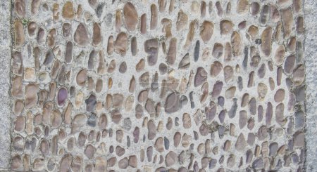 Kopfsteinpflaster aus Kieselsteinen. Monumentale komplexe Straßenbeläge, Caceres, Spanien