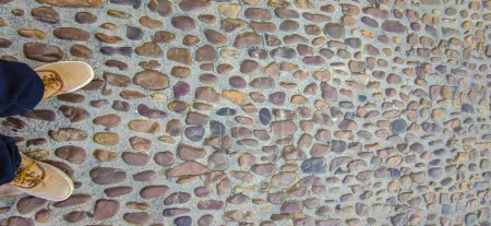 Kopfsteinpflaster aus Kieselsteinen. Monumentale komplexe Straßenbeläge, Caceres, Spanien