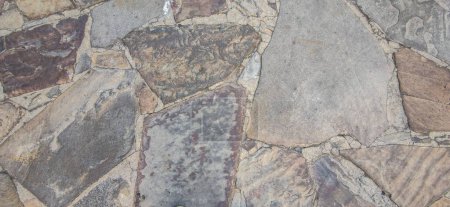 Pavé pavé fait de dalles de quartzite non dévastées. Monumental Complex road surfaces, Caceres, Espagne