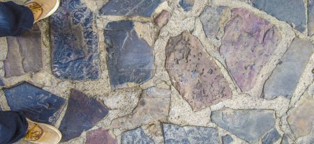 Kopfsteinpflaster aus Quarzit mit unverwüsteten Platten. Monumentale komplexe Straßenbeläge, Caceres, Spanien
