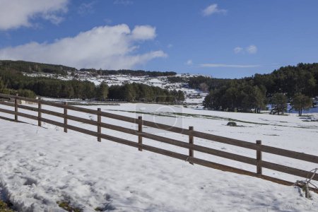 Paysage de prairies enneigées dans la Sierra de Gredos. Hoyos del Espino, Castille et Léon, Avila, Espagne
