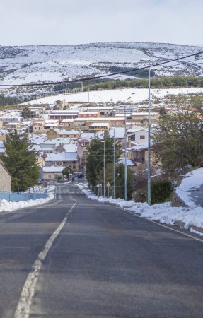 Entrée Hoyos del Espino, Avila, Castille et Léon, Espagne. Paysage enneigé