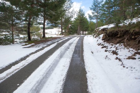 Schneebedeckte örtliche Straßen. Sierra de Grados, Ávila, Spanien