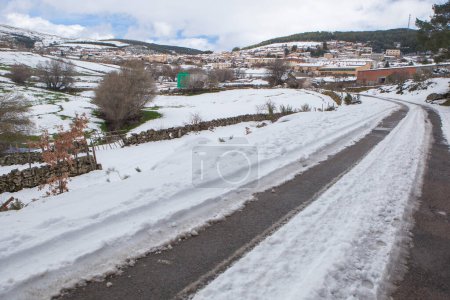 Schneebedeckte Zufahrtsstraße zu einem Bergdorf. Sierra de Grados, Ávila, Spanien
