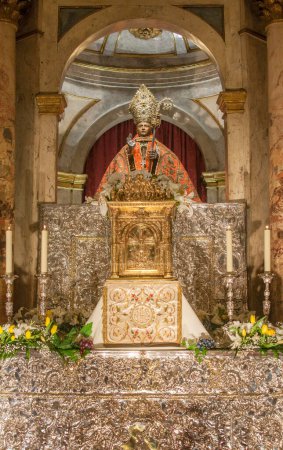 Foto de Pamplona, España - 3 de marzo de 2024: Figura patrona de San Fermín en la Iglesia de San Lorenzo, Pamplona, Navarra, España. Vista frontal - Imagen libre de derechos
