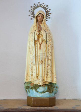 Losar de la Vera, España - 8 de agosto de 2022: Estatuilla doméstica de Nuestra Señora de Fátima. Estas capillas itinerantes se comparten entre varios vecinos