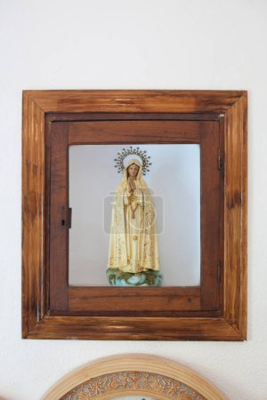 Téléchargez les photos : Losar de la Vera, Espagne - 8 août 2022 : Niche avec l'image de la Vierge de Fatima en tête de lit. Ces chapelles itinérantes sont partagées entre plusieurs voisins - en image libre de droit