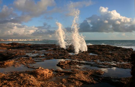 Blowholes sur le littoral de la ville de Cadix envoyant des éclats d'eau dans les airs, Espagne