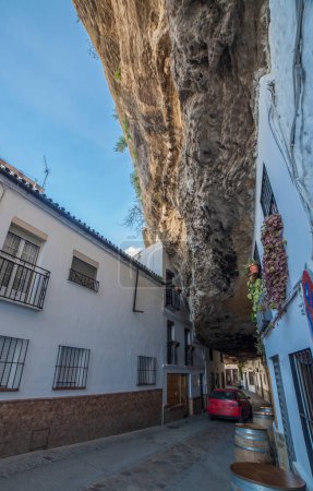 Cruce de coches bajo viviendas construidas en roca, Setenil de las Bodegas, Cádiz, España

