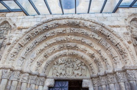 Das Portal der Kirche San Miguel. Estella-Lizarra Stadt, Navarra, Nordspanien