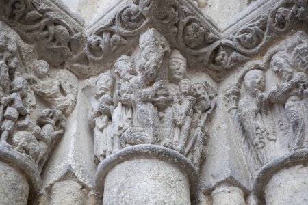 Das Portal der Kirche San Miguel. Estella-Lizarra Stadt, Navarra, Nordspanien. Die Kindheit Christi,