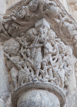 Das Portal der Kirche San Miguel. Estella-Lizarra Stadt, Navarra, Nordspanien. Junge Kämpfer mit Speeren