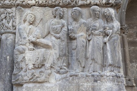 Das Portal der Kirche San Miguel. Estella-Lizarra Stadt, Navarra, Nordspanien. Drei Marien vor Christi Grab