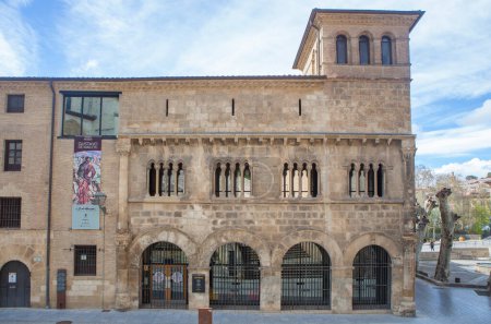 Téléchargez les photos : Estella, Espagne - 30 mars 2024 : Palais des Monarques de Navarre, ville d'Estella-Lizarra, Navarre, nord de l'Espagne - en image libre de droit