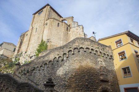 Iglesia de San Miguel construyendo escaleras. Estella, Navarra, España