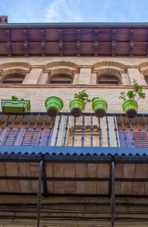Balcon dans le quartier historique de Puente La Reina, Navarre, Espagne. Chemin de Saint-Jacques chemin de pèlerinage