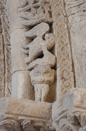 Romanischer Säulengang der Kirche Crucifijo, Puente La Reina, Navarra, Spanien. Menschenfressendes Monster