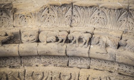 Romanischer Säulengang der Kirche Crucifijo, Puente La Reina, Navarra, Spanien. Dekoriert Archivolt mit Greif