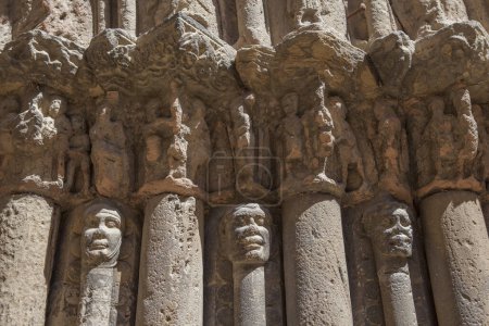 Portique roman de l'église de Crucifijo, Puente La Reina, Navarre, Espagne. Trois paires de colonnes finement décorées