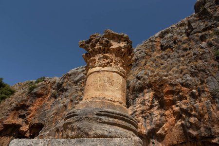 Foto de Columna de los tiempos del Imperio Romano sobre el fondo de la montaña - Imagen libre de derechos