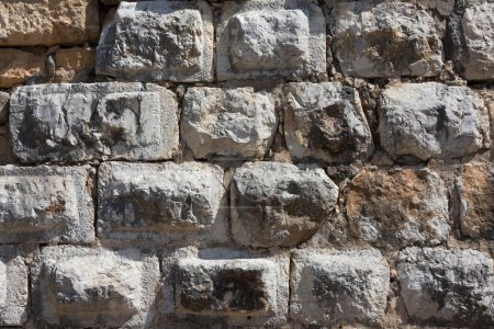 Foto de Bloques de piedra tallados a mano dispuestos en la muralla de la fortaleza - Imagen libre de derechos