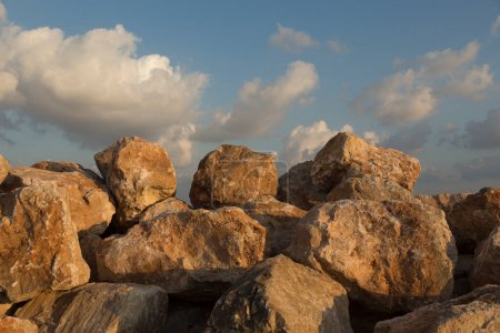 Foto de Piedras grandes contra un cielo azul con nubes - Imagen libre de derechos