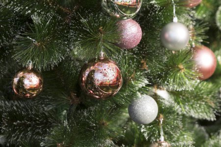 Foto de Árbol de Navidad verde decorado con bolas brillantes multicolores - Imagen libre de derechos