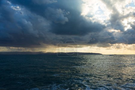 Foto de Thunderclouds cuelgan sobre el mar - Imagen libre de derechos