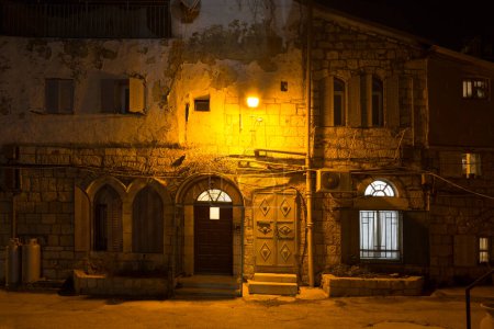 Foto de Calles de la antigua Jerusalén iluminadas por la luz de la noche - Imagen libre de derechos