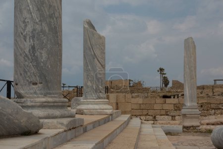 Foto de Marble columns preserved from the time of the Romans in the national park of Caesarea - Imagen libre de derechos