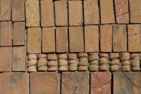Foto de Clay bricks carelessly glued to the wall with cement mortar - Imagen libre de derechos