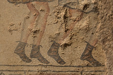 Foto de Un fragmento de un mosaico con pies humanos descubierto durante las excavaciones del Imperio Romano - Imagen libre de derechos