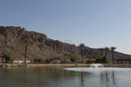 Foto de Un cuerpo de agua en medio del desierto rodeado de rocas - Imagen libre de derechos