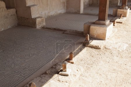 Foto de Mosaico encontrado durante las excavaciones arqueológicas en el suelo en las supuestas habitaciones - Imagen libre de derechos
