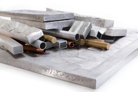 Foto de Residuos de la producción de perfiles de aluminio, bronce y cobre sobre un fondo blanco - Imagen libre de derechos