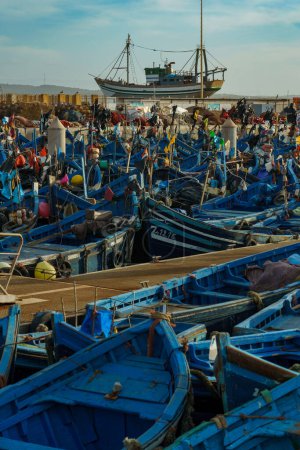 Téléchargez les photos : Maroc. Essaouira. Bateaux de pêche bleus typiques amarrés au port - en image libre de droit