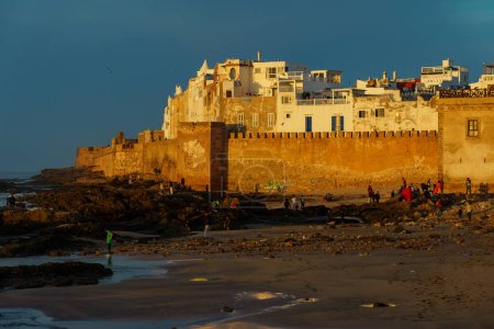 Téléchargez les photos : Maroc. Essaouira. Vue sur les remparts et la Médina au crépuscule - en image libre de droit