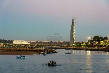 Foto de Marruecos. Rabat. Torre Mohammed VI. La torre más alta de Marruecos alcanzando una altura de 250 metros. En primer plano los pescadores en el río Bou Regreg - Imagen libre de derechos