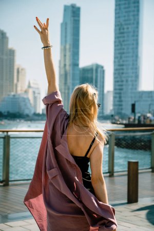 Téléchargez les photos : Happy woman tourist admiring the skyline of Dubai - en image libre de droit