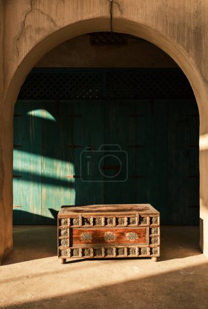 Foto de Wooden dower chest at arab bazaar - Imagen libre de derechos