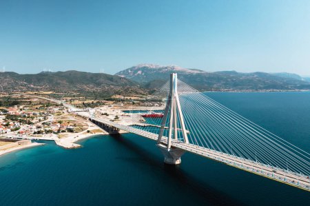 Foto de Vista aérea del puente de cable de Río - Antirio, Grecia, Cruza el Golfo de Corinto cerca de Patras, - Imagen libre de derechos