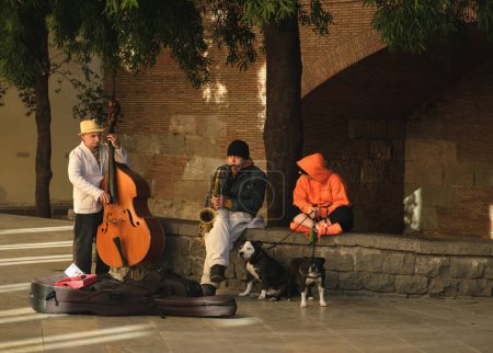 Téléchargez les photos : Barcelone, Espagne - 16 avril 2023 : Musiciens jouant du jazz dans les rues de Barcelone - en image libre de droit