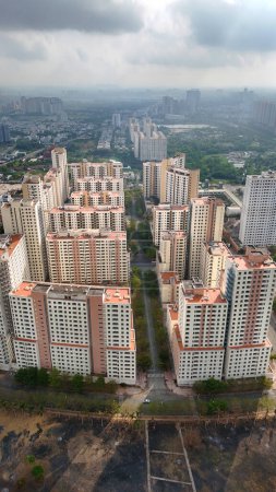 Foto de Vista aérea desde el dron, grupo de edificio de apartamentos Highrise, bienes raíces para la vida familiar, muchos bloques con pisos de la propiedad en desarrollo en Ho chi Minh, ciudad de Asia, Vietnam - Imagen libre de derechos